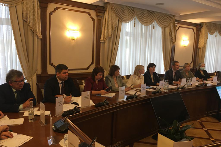 В Администрации Ленинградской области состоялось заседание Ленинградской областной трехсторонней комиссии по регулированию  социально-трудовых отношений