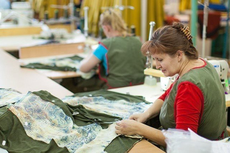 Гатчинские школьницы изучают швейное производство